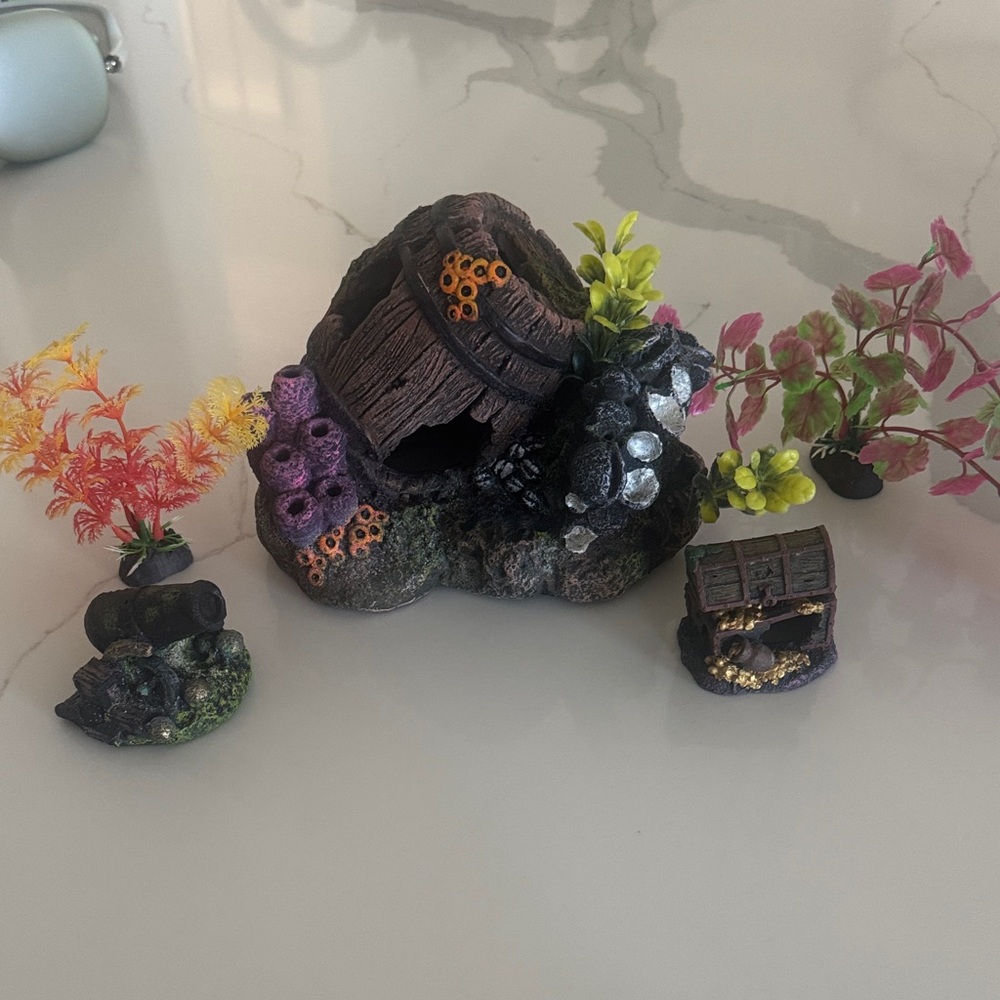 Vibrant Aquarium Decor Set with Barrel and Plants
